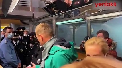 Navalny ülkesine adım atar atmaz gözaltına alındı