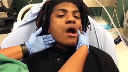 Il se fait remettre sa mâchoire déboîtée en place