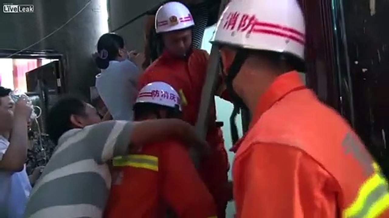 Sale journée pour cet ouvrier qui se retrouve avec le corps coincé dans l'ascenseur