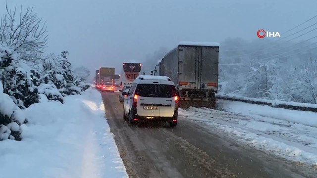 TEM Otoyolu kar nedeniyle trafiğe kapandı, D-100'de Kilometrelerce Araç Kuyruğu Oluştu