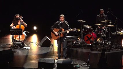 Pau Alabajos inaugura el Barnasants amb un concert al Teatre Joventut de l'Hospitalet.