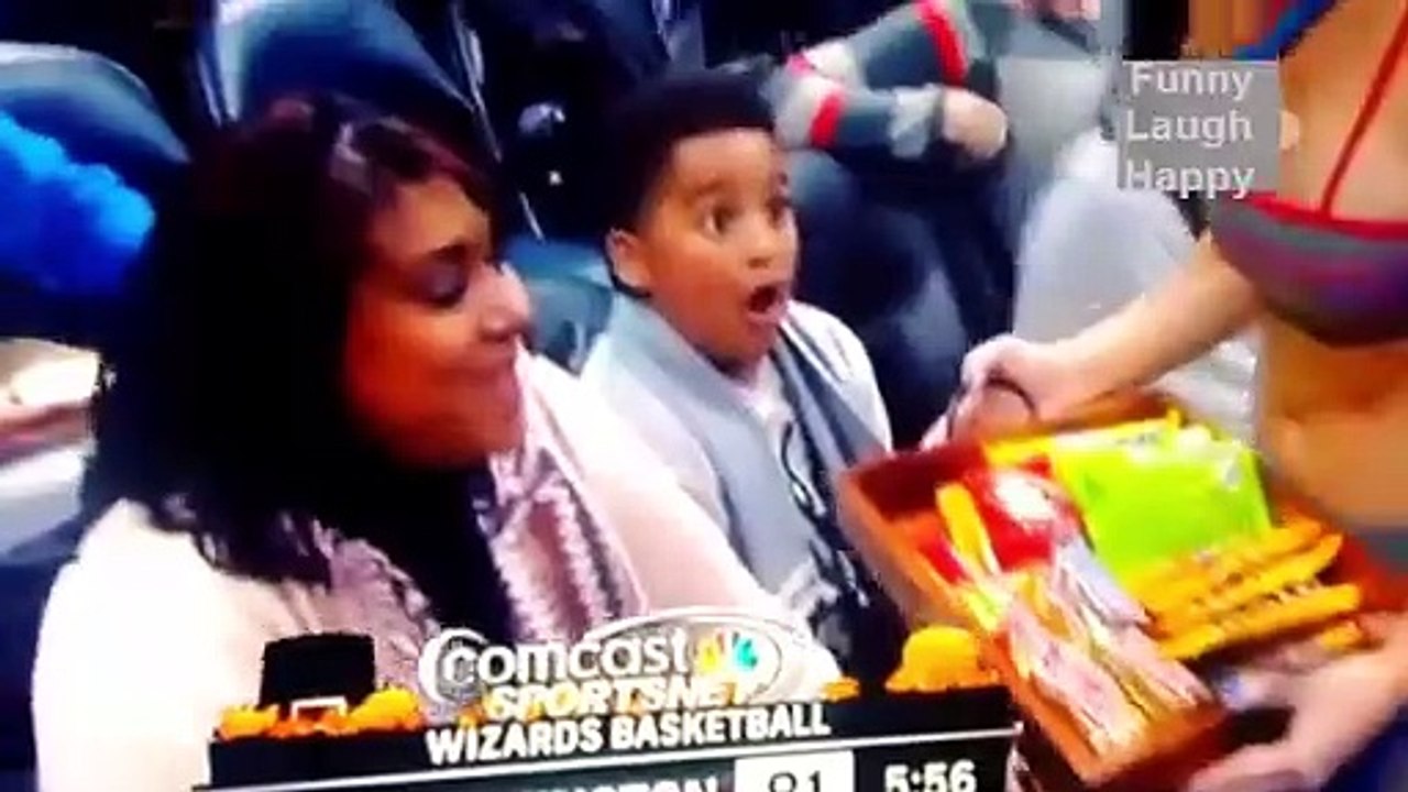 25 BEST AND FUNNIEST FAN MOMENTS IN SPORTS