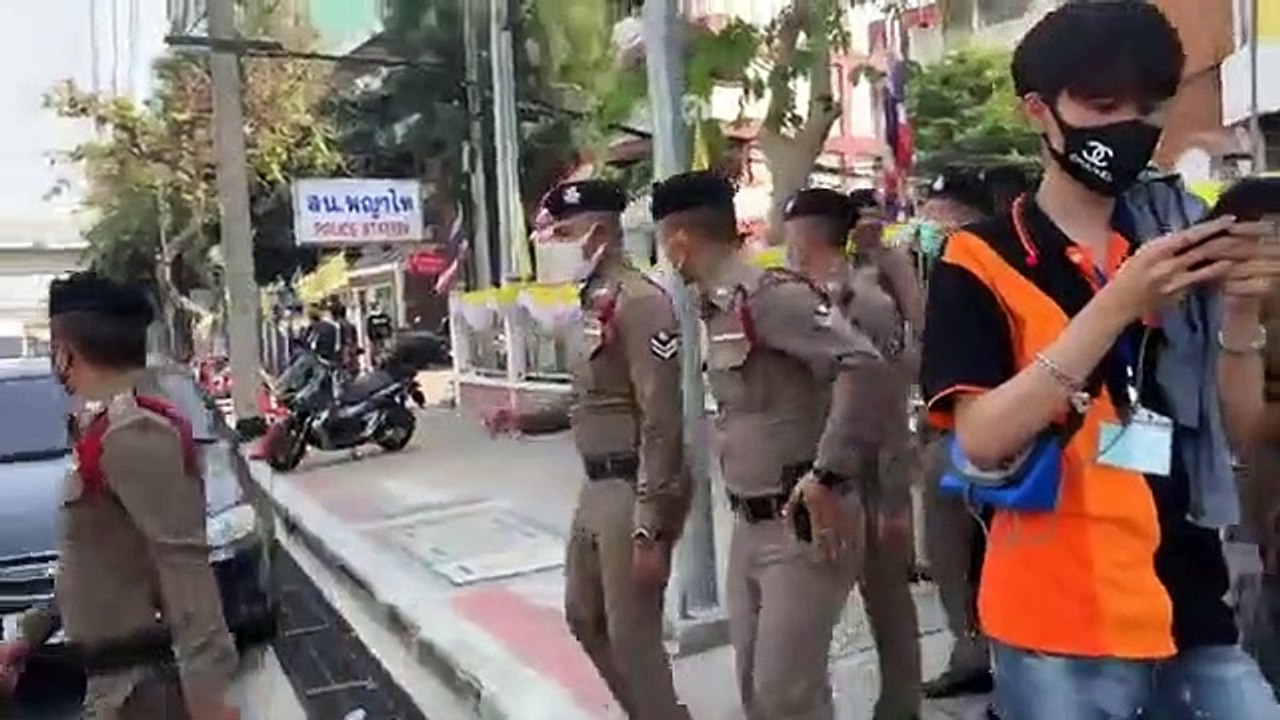 16-1-2564 บรรยากาศ กลุ่มการ์ดปลดแอก-ปชช. รวมตัวหน้าสน.พญาไท ทวงถามใช้ความรุนแรงยุติกิจกรรมที่อนุสาวรีย์ชัยสมรภูมิ #Khaosod