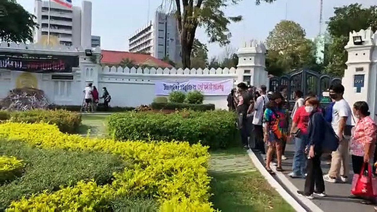 16-1-2564 บรรยากาศ กลุ่มนักเรียนเลว จัดกิจกรรมวันครู “ พระคุณที่สาม...งดงามแจ่มใส “ ที่หน้ากระทรวงศึกษา ฯ #Khaosod