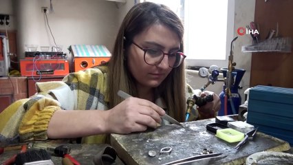 Kadın altın ustası: “Pandemide insanlar birbirlerini mutlu etmek adına özel tasarımları tercih ediyor”