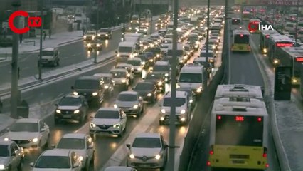İstanbul'da kar: Trafik yoğunluğu yüzde 80'e ulaştı