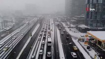 İstanbul'da kar etkisi; trafik durma noktasına geldi