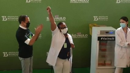 Brasil comienza a vacunar al personal sanitario