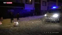 Polisler kendisiyle kar topu oynamak isteyen çocukları kırmadı