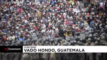 شاهد: عناصر من جيش وشرطة غواتيمالا يشتبكون اشتباكاً عنيفاً مع مهاجرين من هندوراس