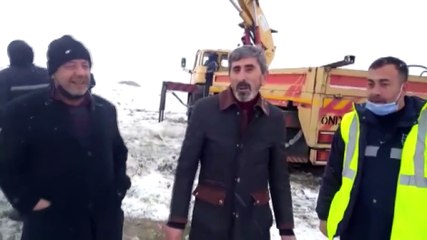 Kesintisiz enerji için karla kaplı arazide mücadele devam ediyor