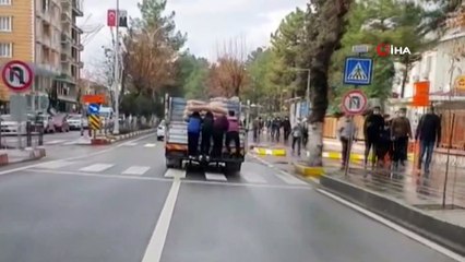 Seyir halindeki araca asılıp ölüme davetiye çıkardılar