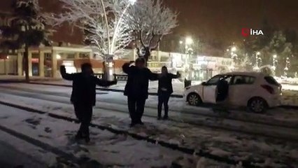 Kar yağışını oyun havaları ile kutladılar