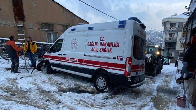 Kağıthane'de feci kaza; Buzlanan yolda kayıp düşen kişiye otomobil çarptı