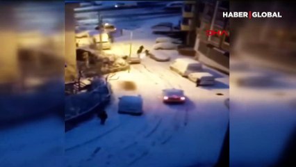 Kağıthane'de buzlu yolda kayan taksi otomobile böyle çarptı
