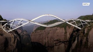 De tirar o fôlego! China inaugura ponte com plataforma de vidro a 140 metros do solo