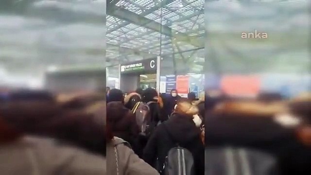 İzmir Adnan Menderes Havalimanı'ndaki 'terhis' yoğunluğu dikkat çekti