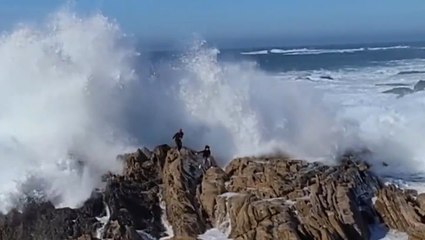 "Lucky pair" narrowly avoids waves crashing coast