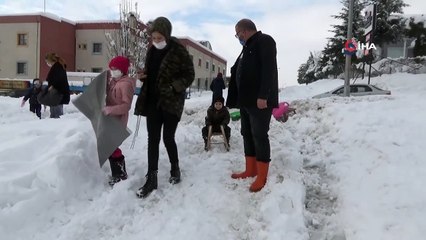 Çocuklar karda naylon ile kaydı