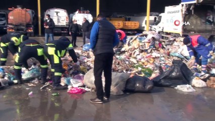 Belediye ekipleri unutulan altınları didik didik çöpler arasında aradı