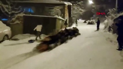 Bursa'da kadınlar karda kayarak eğlendi