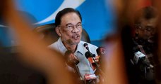 Anwar goes to courts to challenge emergency declaration
