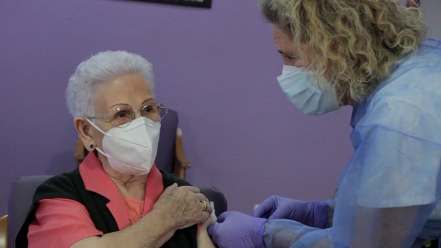 Araceli, la primera mujer vacunada en España, recibe la segunda dosis en Guadalajara