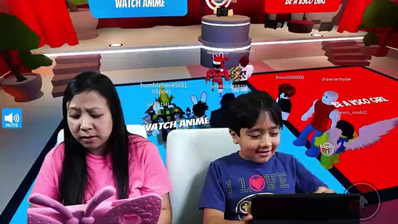 Rya vs Mommy WOULD YOU RATHER ROBLOX Let's Play with Ryan's Mommy