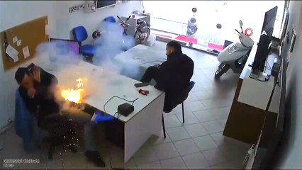 Tamircinin elindeki tablet bomba gibi patladı, o anlar kameraya böyle yansıdı