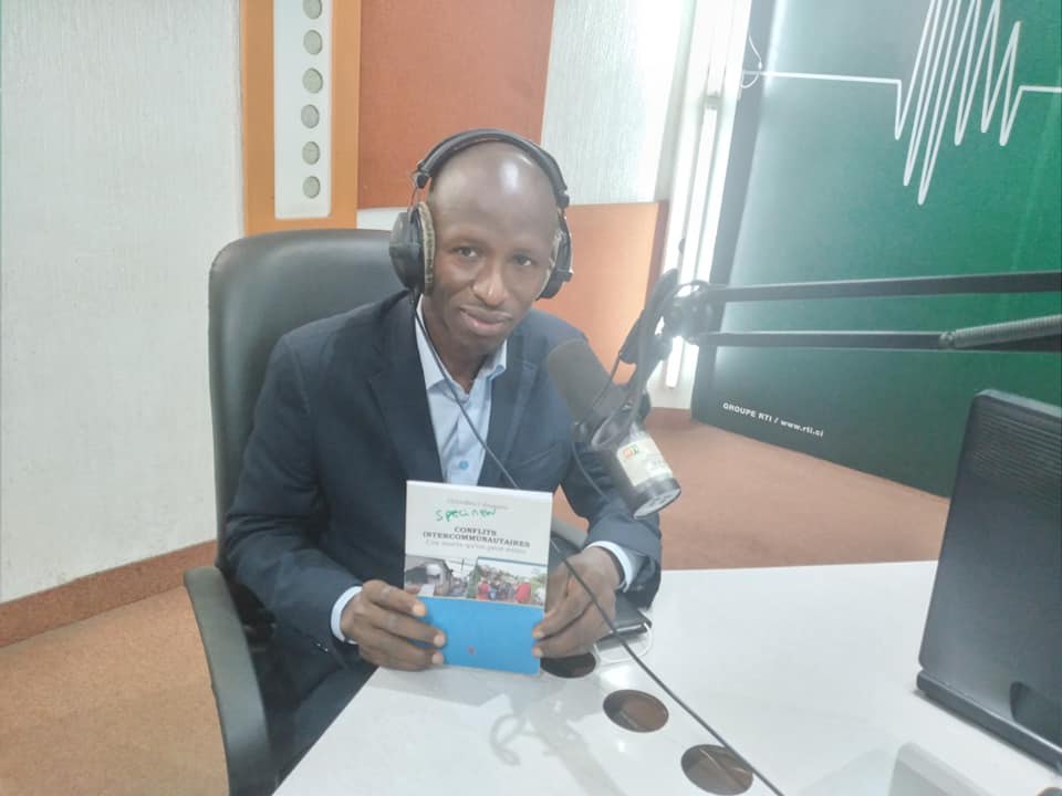 Le Livre de la Semaine du 17 Janvier 2021_ Le Journaliste-Écrivain, Zoumana Coulibaly Livre Les Secrets De La Paix À Travers Son Oeuvre « Conflits Communautaires, Ces Morts Qu’on Peut Éviter » avec Soro Sita