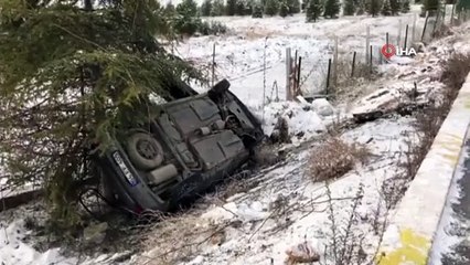 Karda kontrolden çıkan otomobil boş araziye devrildi