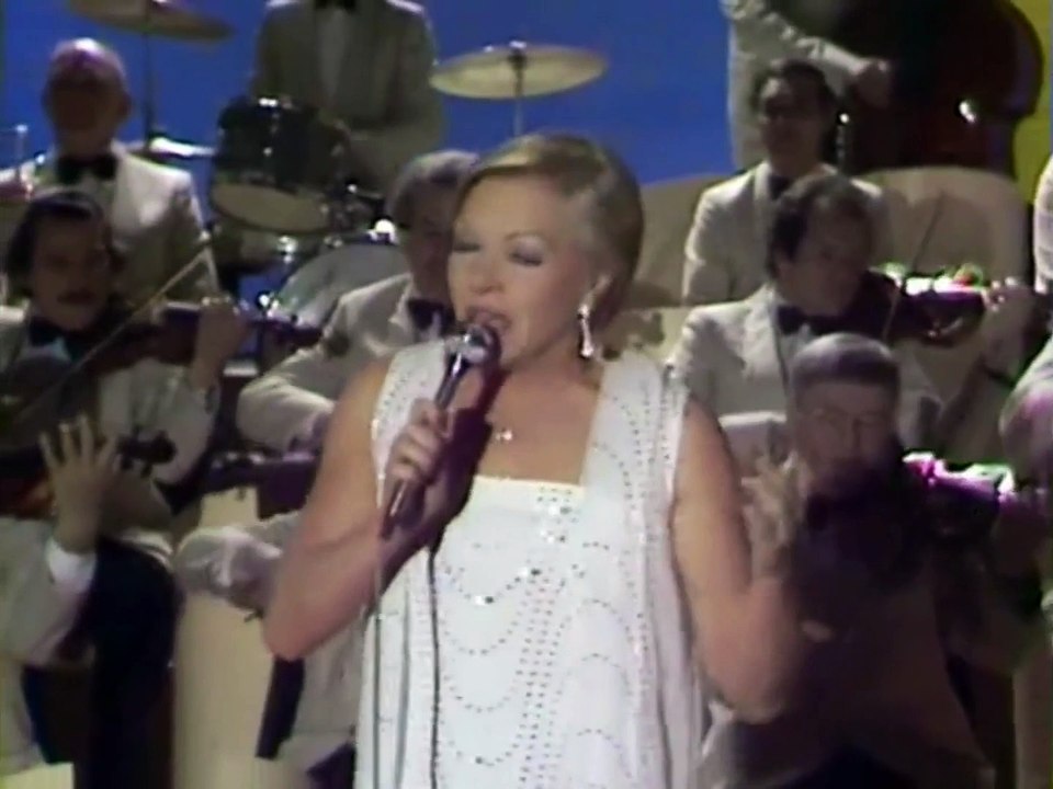 Line Renaud chante "Ma cabane au Canada"