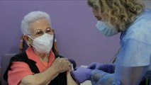 Araceli y otros mayores de residencias reciben la segunda dosis de la vacuna