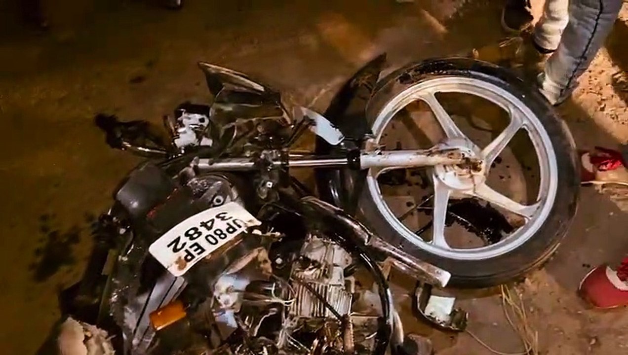 ट्रक पलटने से बाइक सवार युवको की मौके पर ही मौत