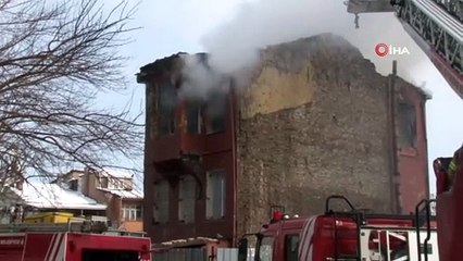 Fatih'te metruk bina alev alev yandı