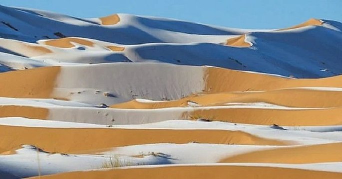 La neige est tombée sur les dunes du désert du Sahara, un phénomène rare et étonnant