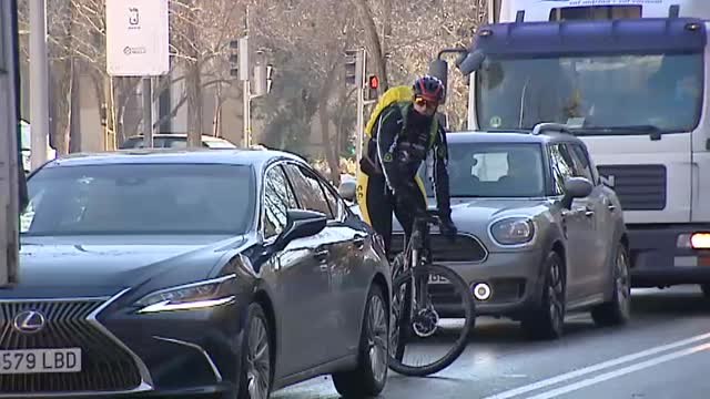 Madrid vuelve a la rutina pero las autoridades piden no coger el coche