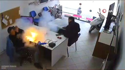 Tamircinin elindeki tablet bomba gibi patladı