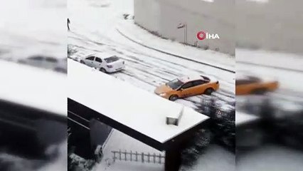 - İstanbul'da buz pistine dönen yolda kayarak kaza yapan araçlar kamerada