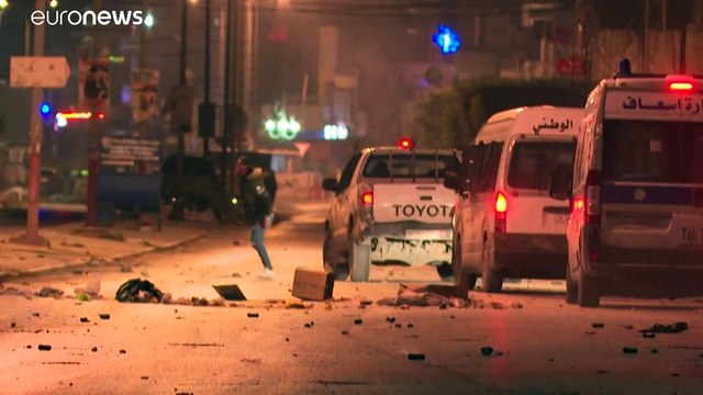 Frustración y violencia en Túnez que encadena noches de protestas juveniles