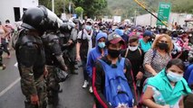 Honduras pide a Guatemala que investigue el uso de la fuerza contra la caravana de migrantes