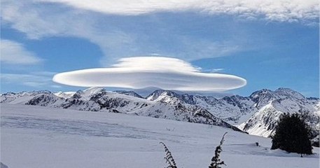 Ariège : un nuage en forme de soucoupe volante est apparu au sommet d'une montagne enneigée