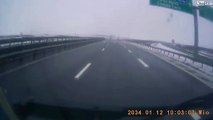 Ce conducteur évite une voiture en sens inverse sur l'autoroute au dernier moment