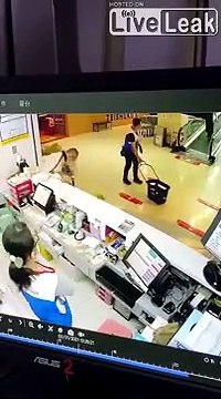 Il lâche son caddie qui dévale la pente... douloureux