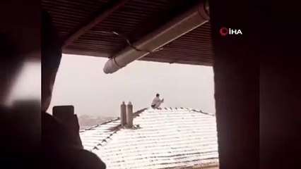Esenler’de kar fotoğrafı çekmek için çatıya çıktı
