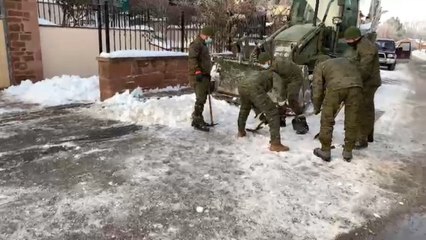 El ejercito despeja el acceso a un colegio en Molina de Aragón
