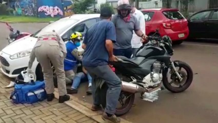 Ao tentar acessar estacionamento, carro é atingido por moto na Rua Antonina