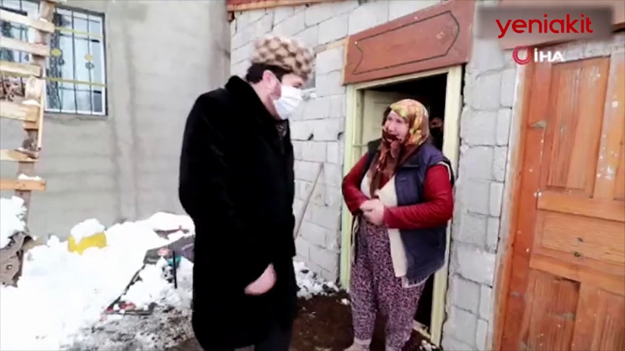 Ağrı Belediye Başkanı Savcı Sayan kapı kapı dolaşıp yardım dağıttı