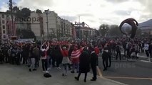 Una multitud de aficionados del Athletic Club de Bilbao se concentra frente al Ayuntamiento para celebrar la Supercopa pese a las restricciones