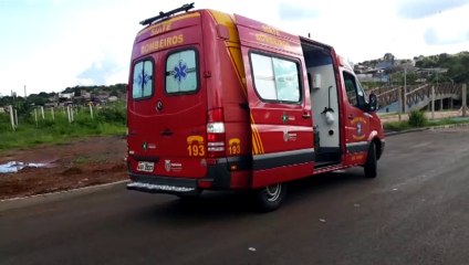 Ciclista é socorrido após sofrer queda na Rua das Palmeiras, perto do Ecopark Oeste